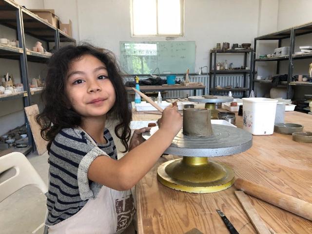 劉燁妻子曬女兒九歲生日照，雙眼有神皮膚黑，一對兔牙搶鏡