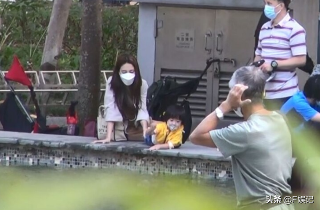 鄭嘉穎夫婦帶大兒子遊玩散步兒子趴在池邊玩水陳凱琳緊張地扶著