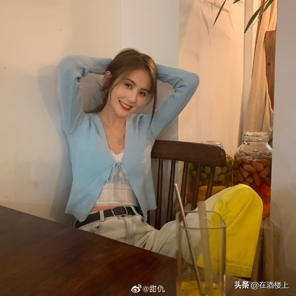 王思聪新女友甜仇<a href='http://www.crfgs.cn/fushi/fzdp/' target='_blank'>穿搭</a>，身材曼妙会<a href='http://www.crfgs.cn/fushi/fzdp/' target='_blank'>搭配</a>，长相几分似娜扎