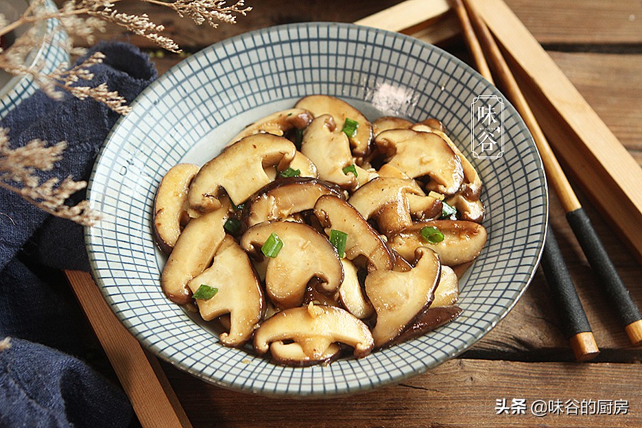 买香菇时，干香菇和鲜香菇哪个才好？原来差别可大呢，别再买错了