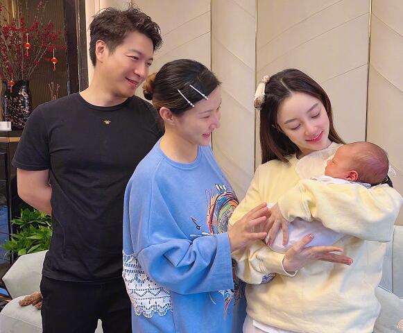 李小璐为了澄清绯闻，跑到马智宇家看孩子，与对方只是姐弟关系
