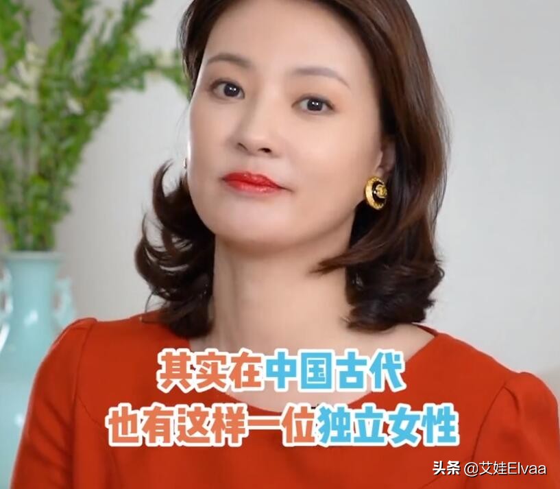 央视女主持刘芳菲女神节大突破，穿红裙，罕见大红唇美得让人心动