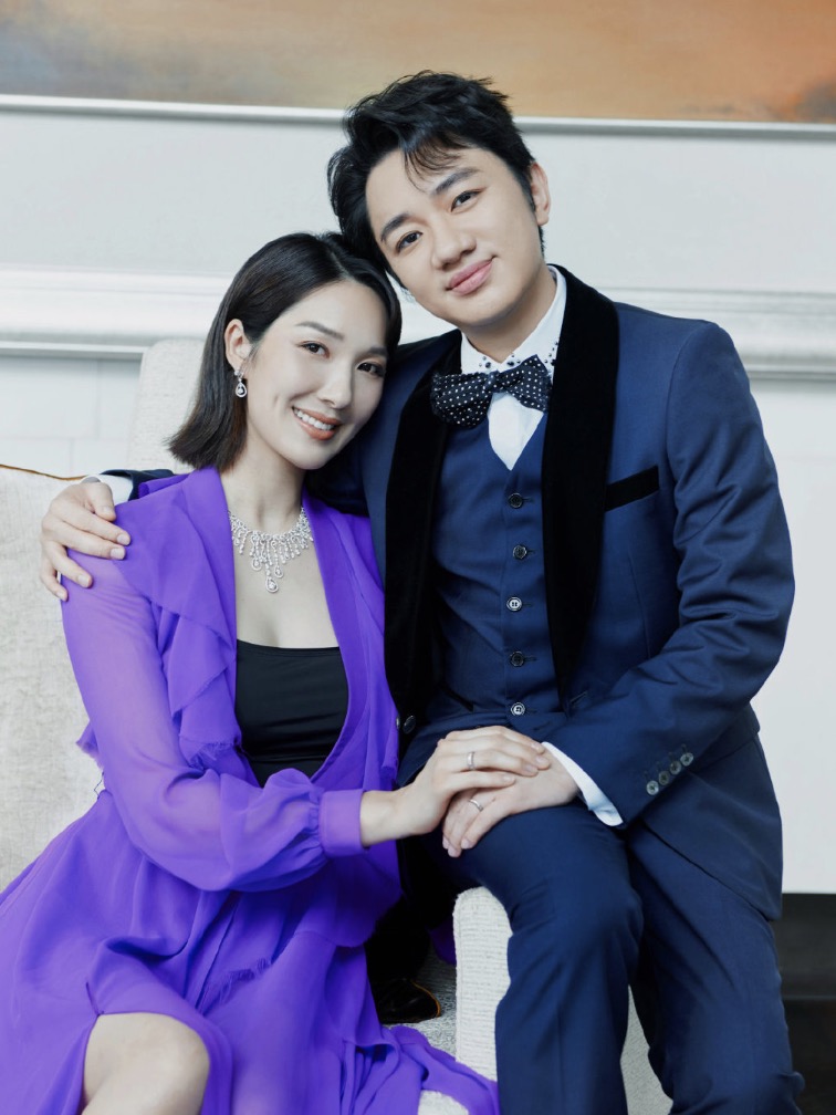 王祖藍曬全家福，女兒親吻媽媽孕肚，夫妻倆拍孕期寫真溫馨有愛