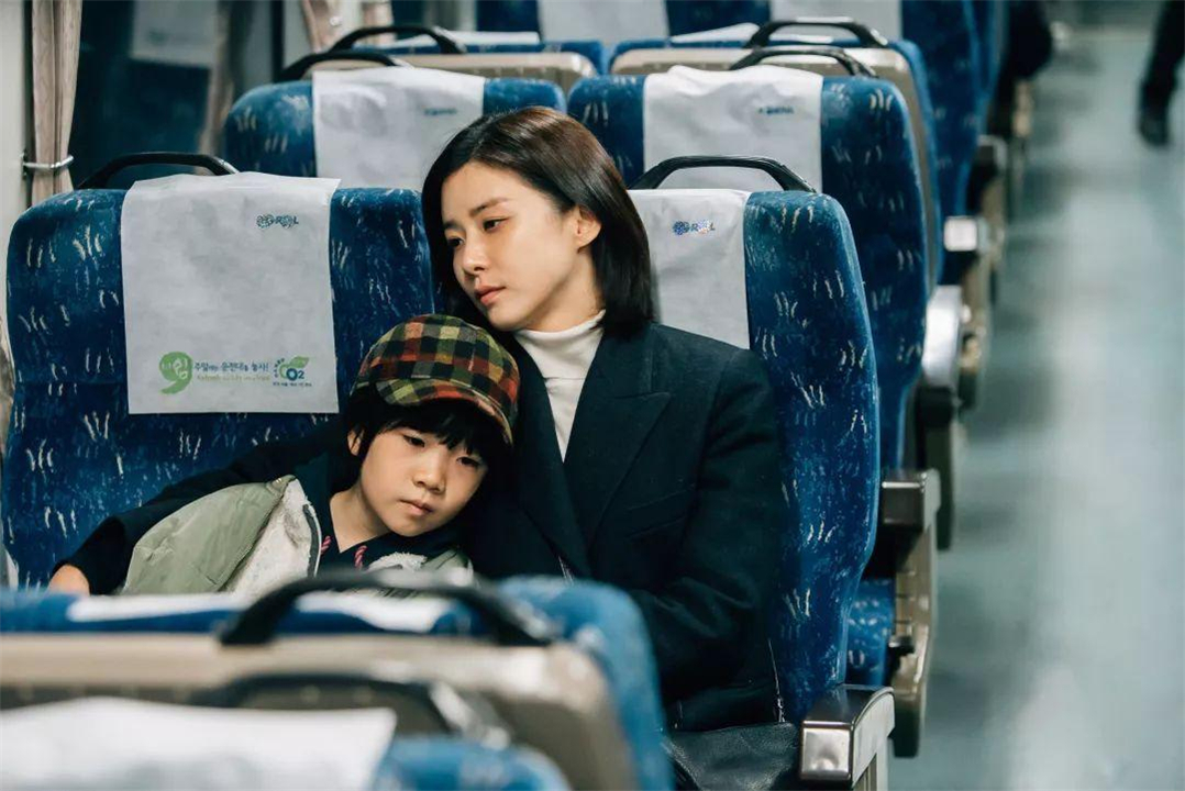 张柏芝三儿子曝光，颜值比2位哥哥高，网友：生