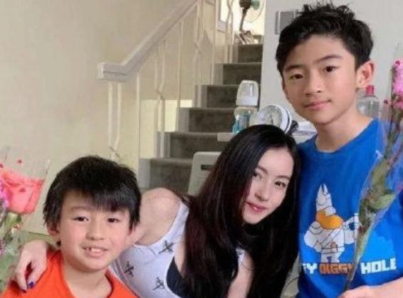 张柏芝带俩儿子逛街，14岁大儿子留胡子烫头发！