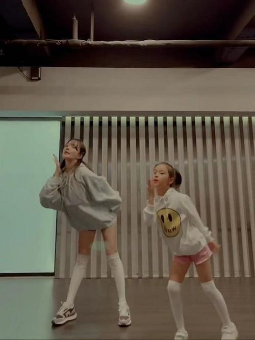 李小璐曬8歲甜馨動(dòng)態(tài)：“豁牙”盡顯俏皮靈動(dòng)，小小年紀(jì)星范十足