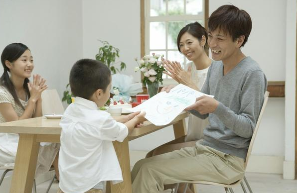 赵文卓为保姆“庆生”送奢华项链，3个孩子与保