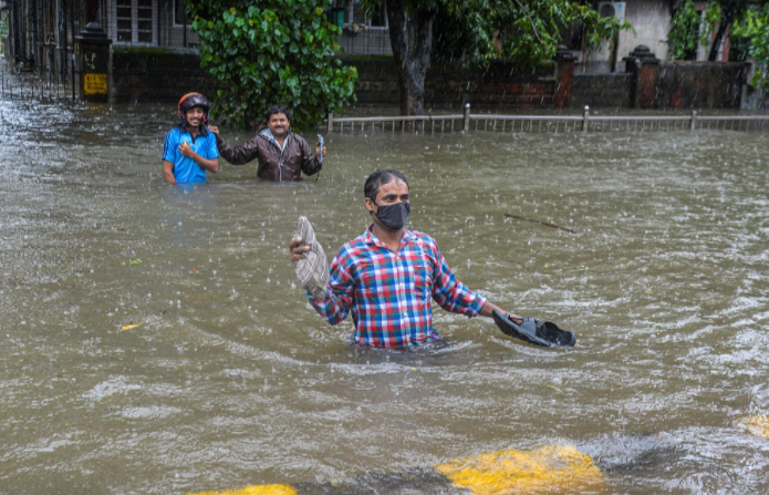 美俄山火愈演愈烈，全球多地遭遇极端暴雨，人类必须行动起来