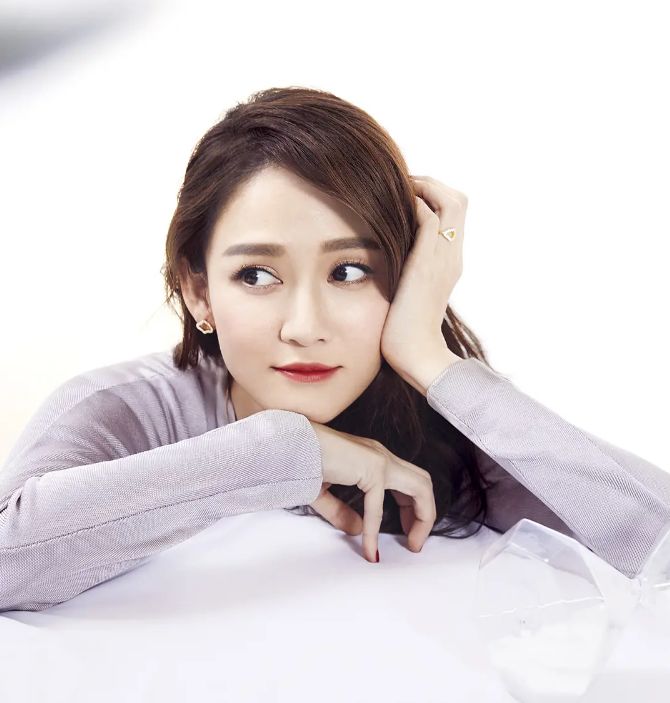 Company of dissatisfaction of Yang Mi vermicelli made from bean starch holds heat in both hands cling to, perform sodden theatrical work always still to Yang Mi, 