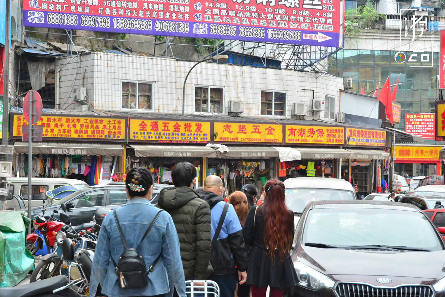 重庆堵车的缩影：混乱的渝州交易城，一个行人走路都堵的地方