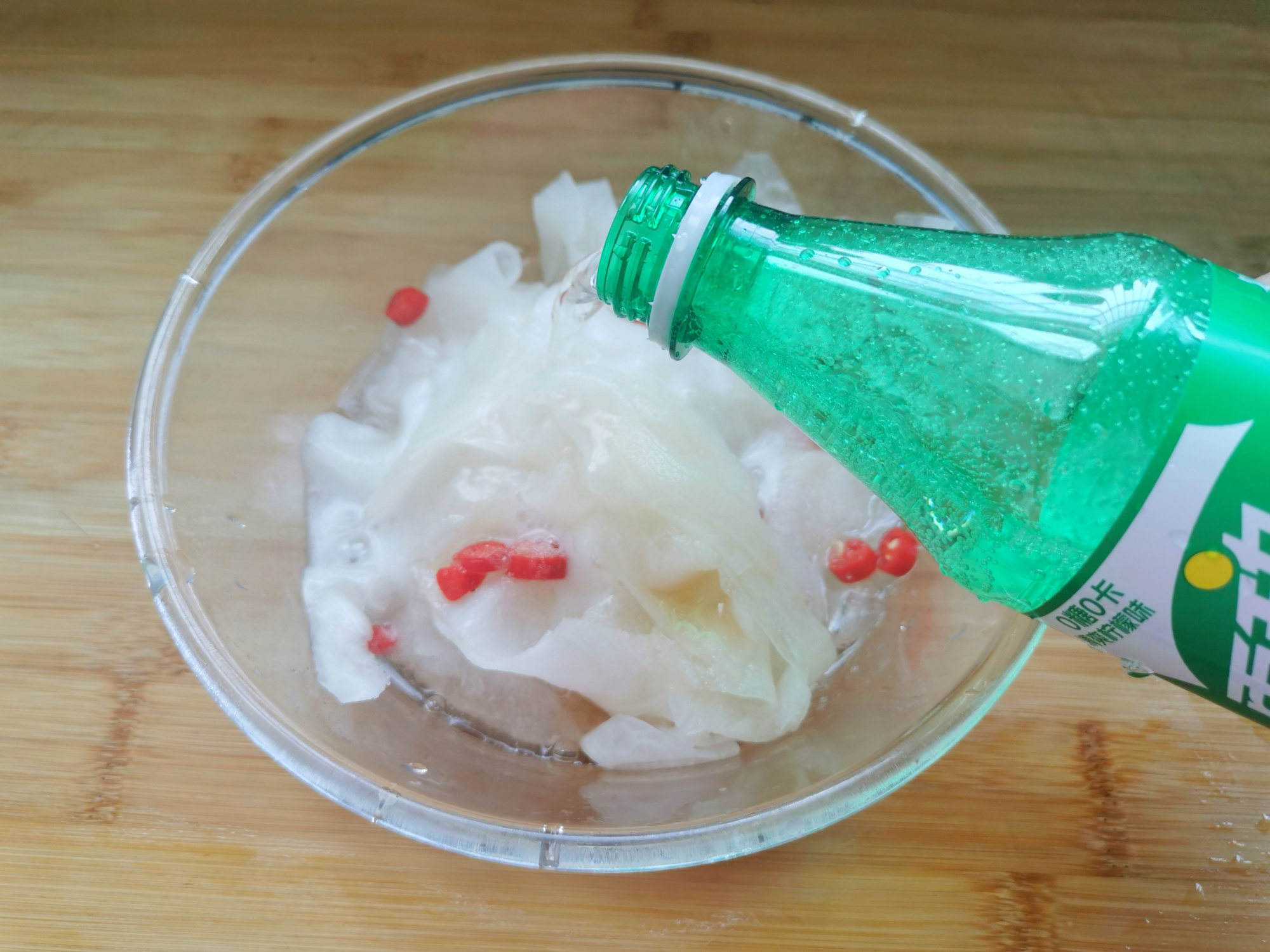 全网都在做的雪碧泡萝卜，酸辣爽口，开胃解腻，适合手残党