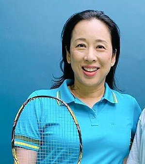 霍启刚抱女儿坐地铁感受生活，三岁霍中妍越长越美太像奶奶朱玲玲