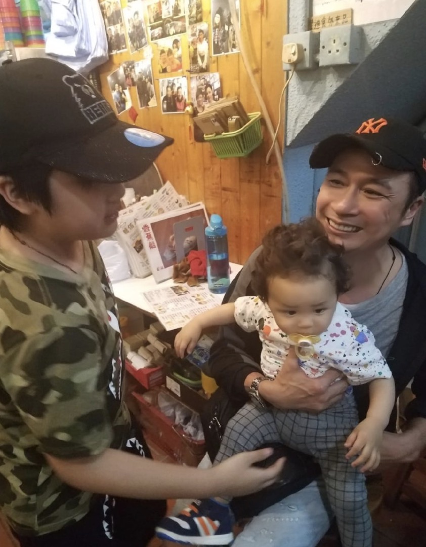 费曼晒照为父庆生，调侃吴镇宇是“无蒸鱼”，被爸爸抱在怀里猛亲