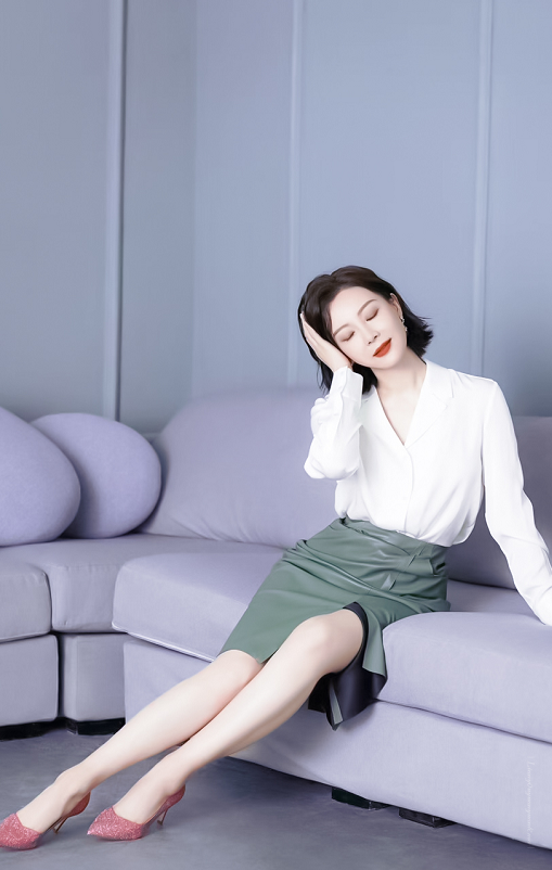 陈数被这条裤子害惨了，侧身时小肚子太凸，勒