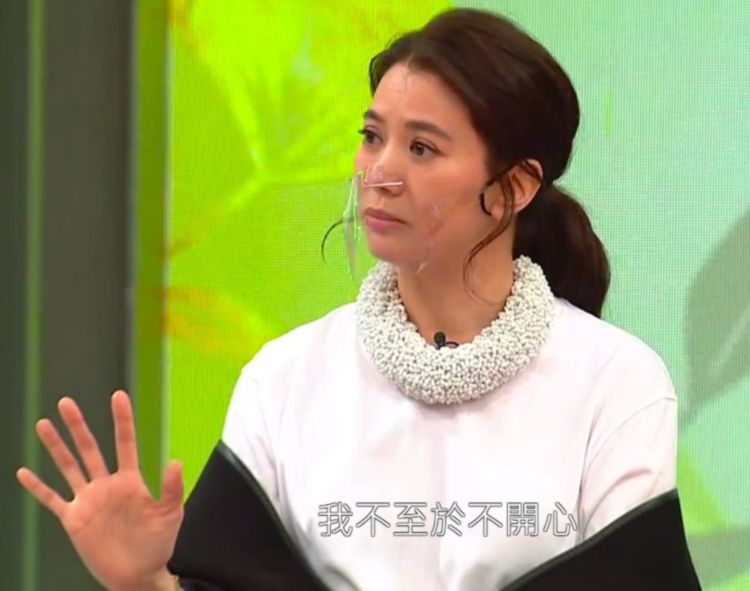 張智霖兒子母親節曬照，魔童攬媽媽臂膀顯男友力，身高赶超袁詠儀