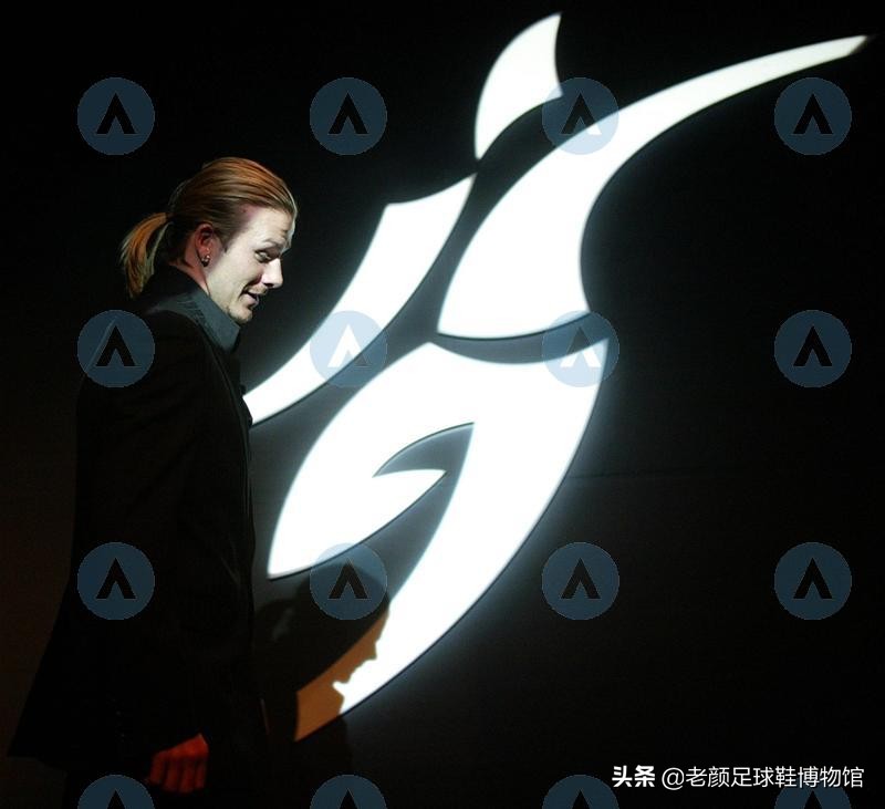 贝克汉姆当年多大腕，专属圆月弯刀logo，齐达内劳尔成其左右护法