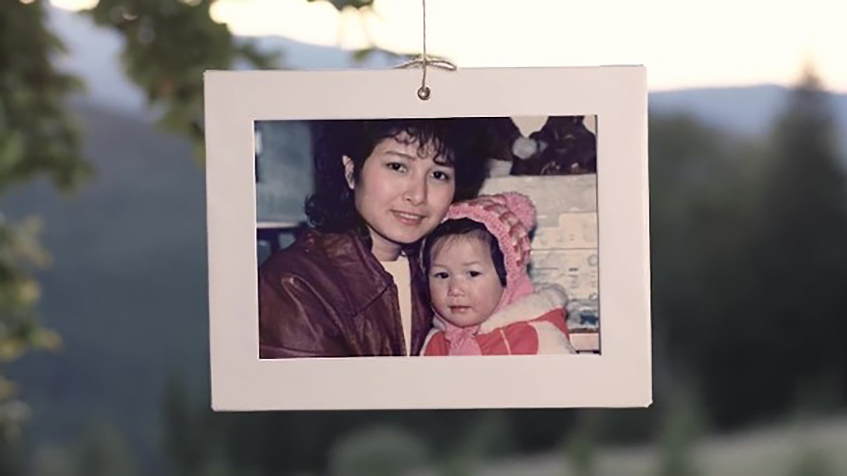 鍾嘉欣拍母親節MV，父母老公子女出鏡，三代同堂牽手散步溫馨感人