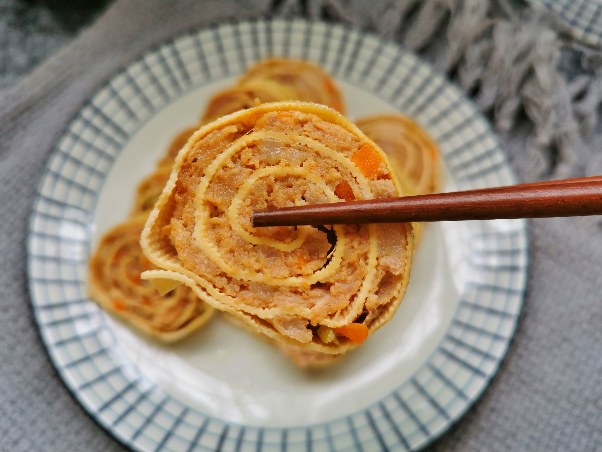 不油炸不煸炒，豆腐皮裹上肉餡蒸一蒸，10分鐘上桌，少油更健康