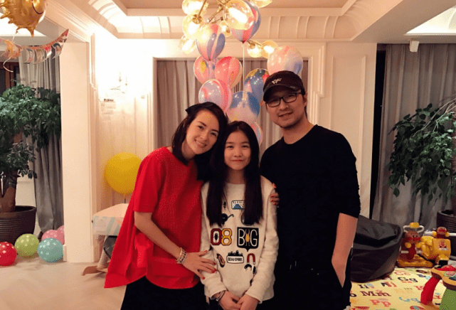 汪峰大女儿近照曝光，16岁小苹果化浓妆衣着性感，气质显成熟