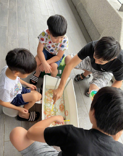 林志颖晒与儿子宅家日常，kimi长成男子汉，凯凯被剪坏头发超喜庆