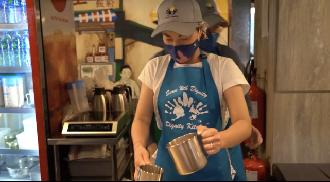 郭晶晶陪丈夫工作顯靦腆，小露一手讓霍啟剛當眾暴露“迷弟”本色
