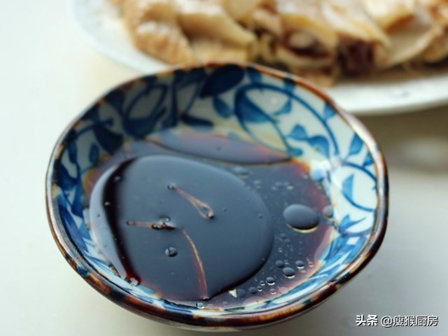 广东人爱吃的白切鸡，原来做法这么简单，皮爽肉滑，吃了就爱了