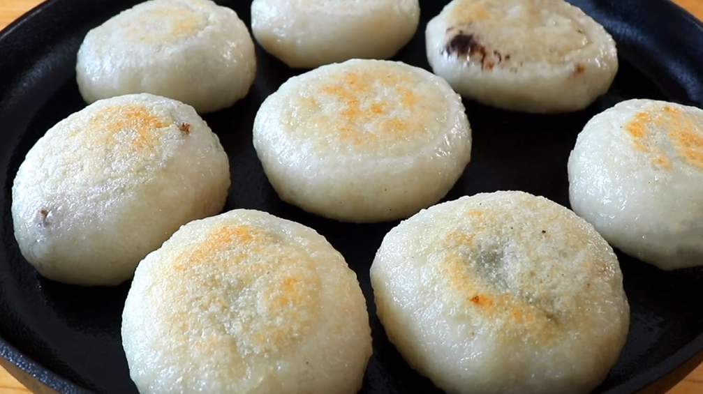 Cooked glutinous rice pounded into paste of polished glutinous rice of brown sugar of manual black sesame seed, want to eat oneself to do, simple and delicate, 