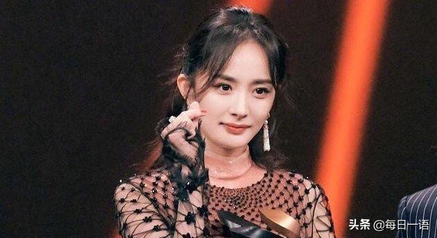 杨幂险走光，遭代拍下蹲专拍大腿裙底，粉丝称