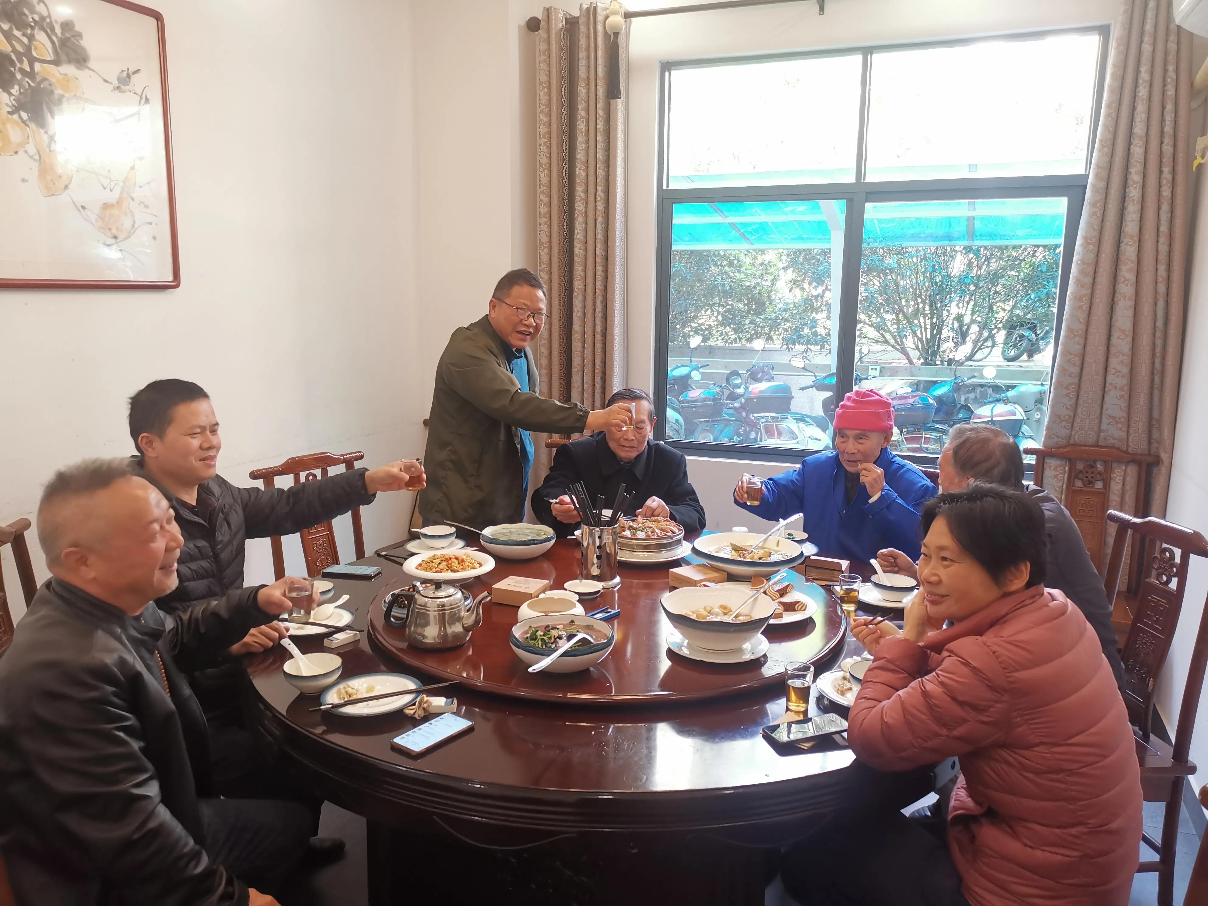 阳春不愧是 江西文坛长青树  论个人风格他的 作品和为人尽显赣南客家风骨！