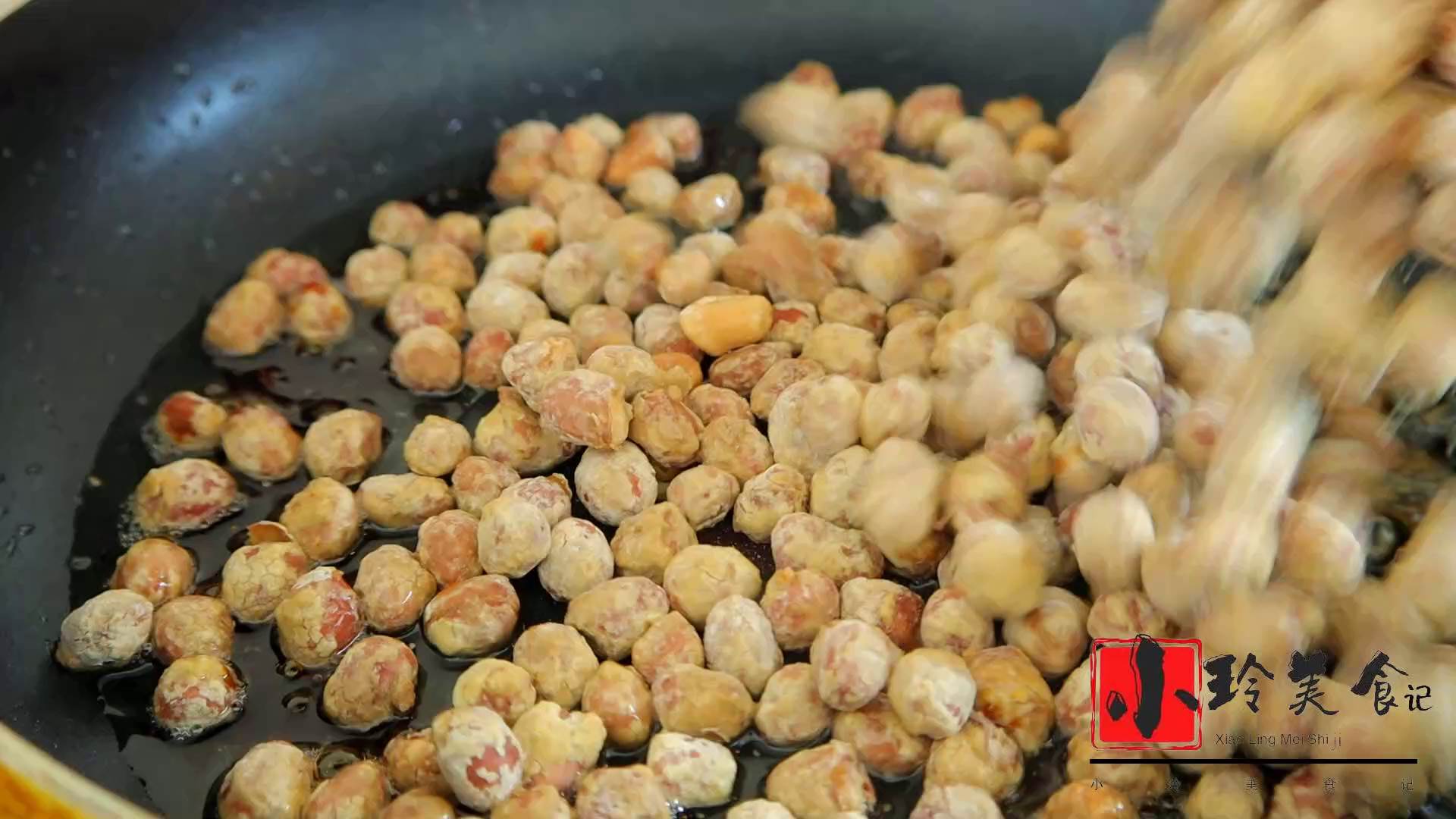 花生不油炸了，打入2個雞蛋，筷子一攪，咬一口嘎嘣脆，好吃上癮