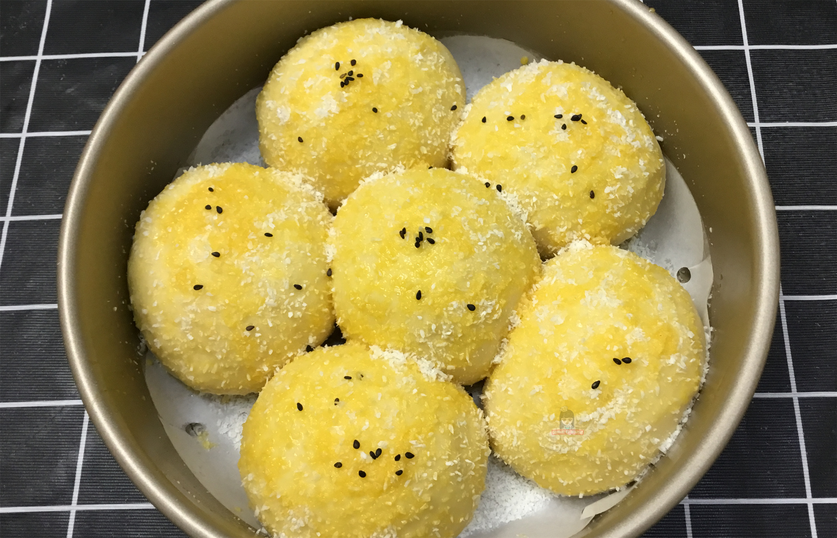 一碗麵粉，一包牛奶，掌握2個小技巧，在家也能做椰蓉小麵包