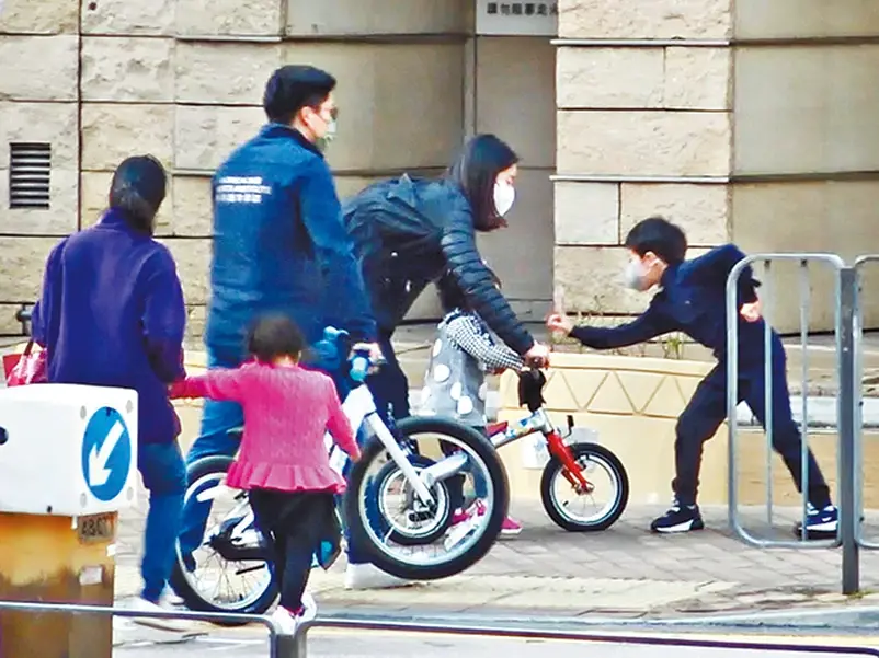 霍啟剛一家五口出遊，郭晶晶提三部滑板車，媽媽力Max