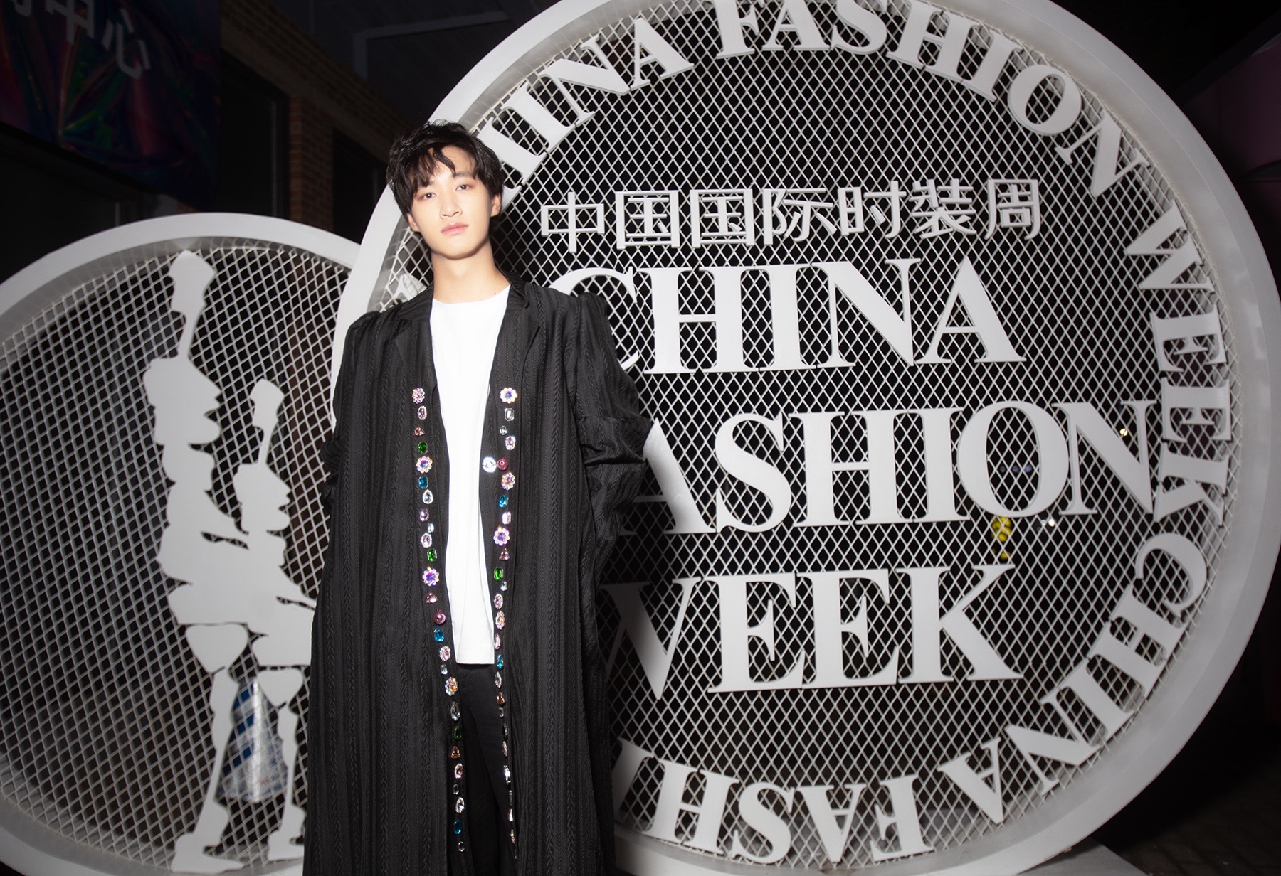 代羽宸出席2021中国国际时装周 帅气演绎设计师品牌CHENG CHENG魅力