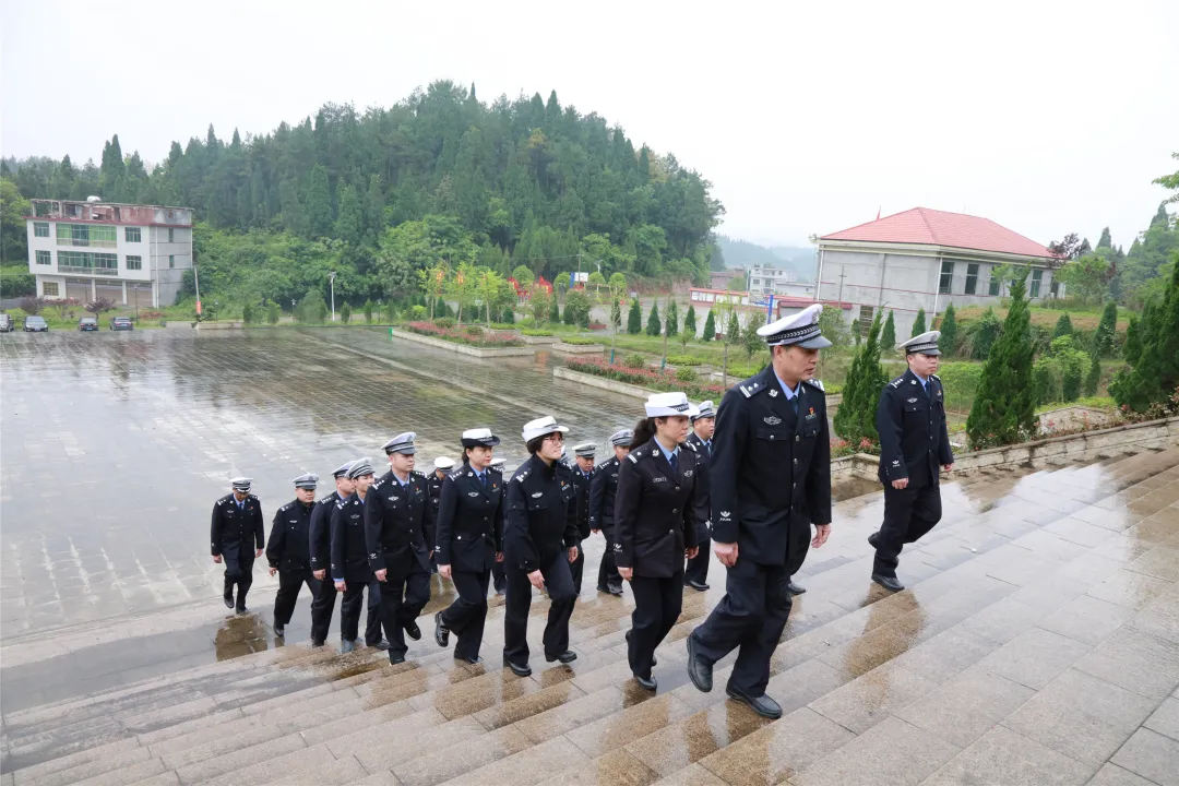 隆回交警：走进烈士陵园 缅怀革命先烈