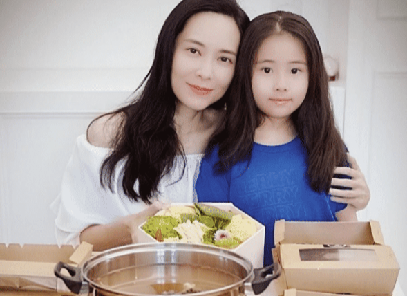 郭羡妮46岁生日宅家庆祝，与女儿同框似姐妹，点