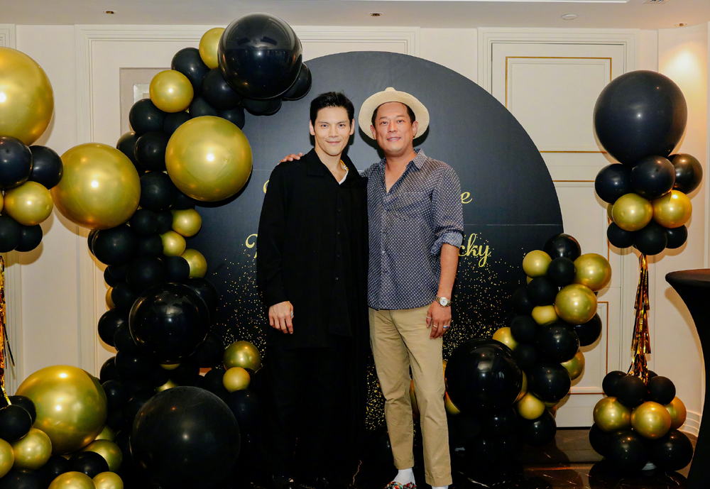 向佐晒全家福庆生，和女儿视频扮鬼脸卖萌，郭碧婷素颜抱娃状态好