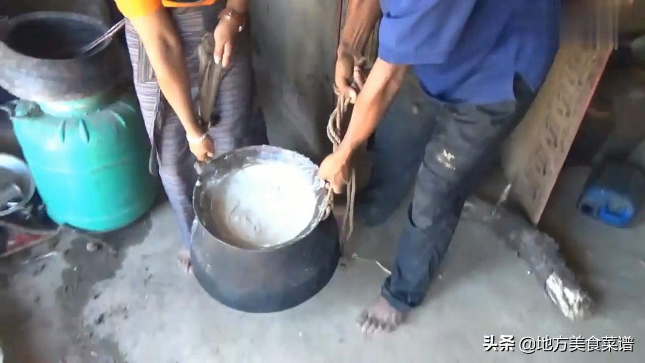 尼泊尔山区穷人家吃酒席，玉米糊配咖喱羊肉，