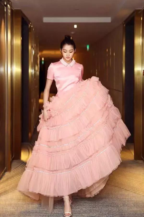 关晓彤造型师难得给力，23岁穿薄纱裙终于不像