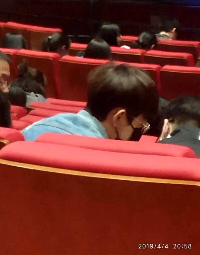 网友破案：跟何炅牵手的神秘男子，疑似比他小22岁的男星费启鸣
