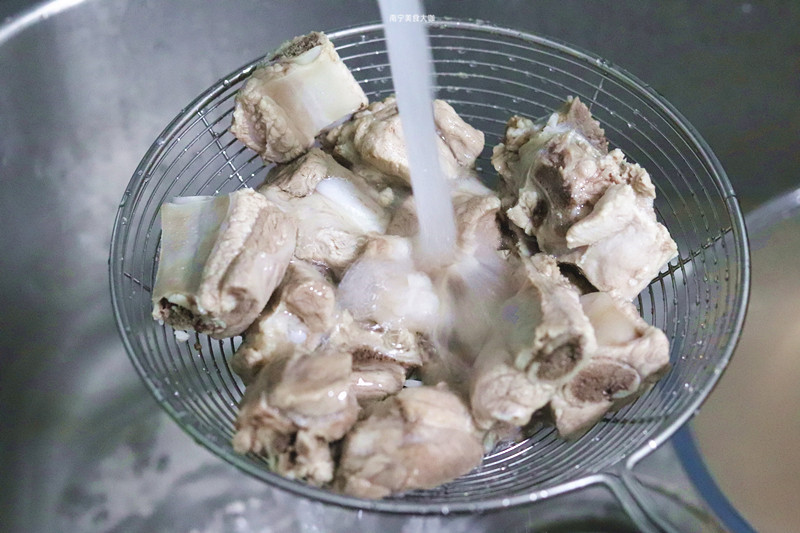 ����ͷ��ʱ�����ֱ���¹���ˮ����������һ������ˮ��Ũ��Ӫ��