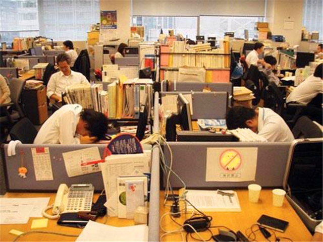 日本的低欲望社会有多可怕？人们超负荷工作，丧文化流行