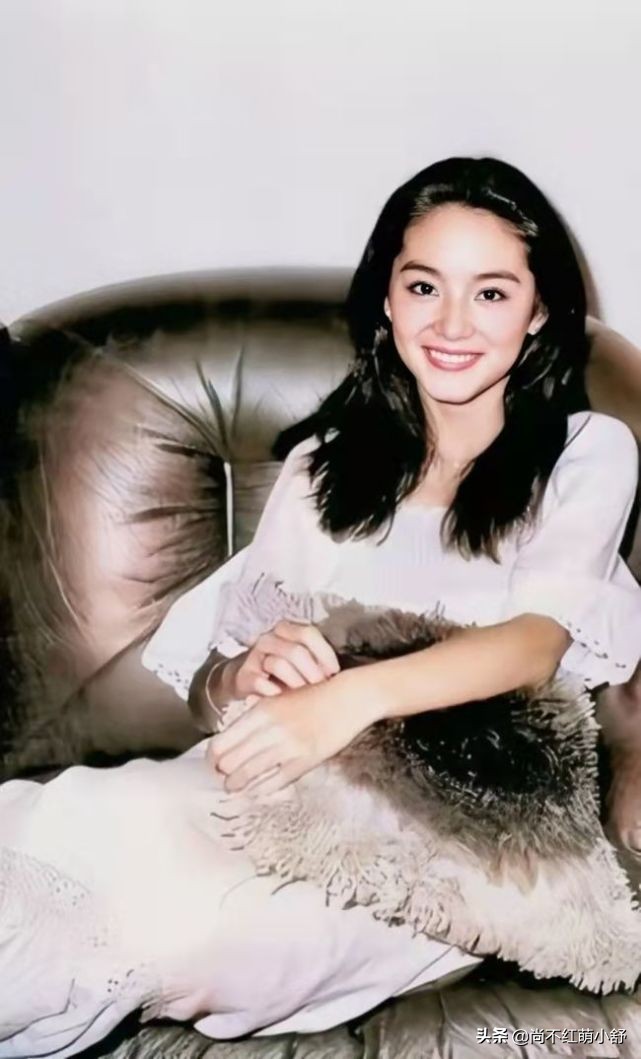 林青霞活了一场漂亮的人生，年轻时穿衣好潮，
