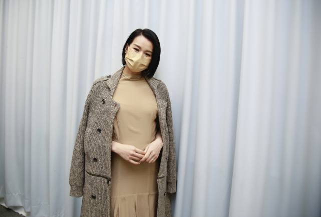 胡杏儿官宣怀孕后首次挺6月巨肚现身，自曝生完第三胎即封肚