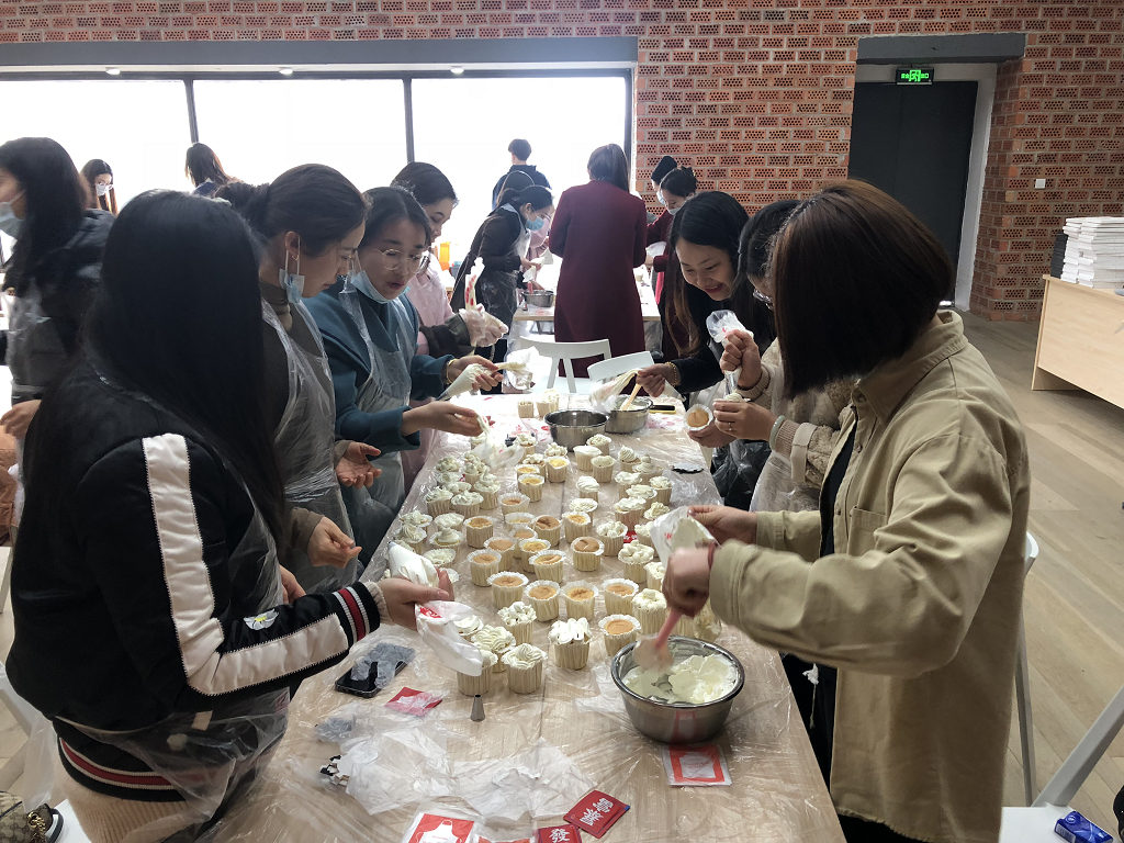 苏州市相城文商旅集团开展“三八”国际妇女节蛋糕DIY烘焙活动