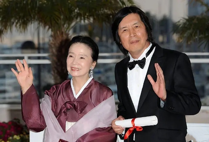 Female star of 77 years old of Korea is exposed to the sun to meet with due to illness abandon! The husband is denied at full speed, 