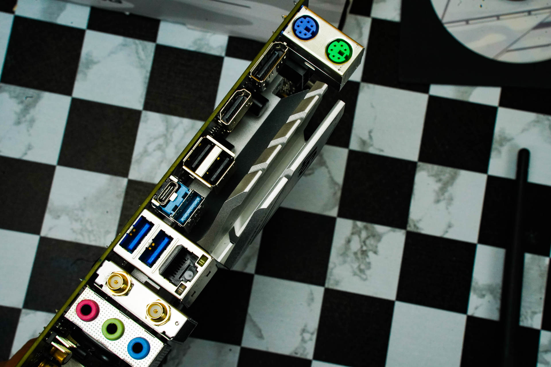 办公电脑也要高颜值，帮闺蜜组装电脑，我自己却爱了