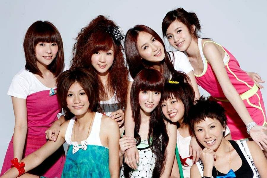 黑涩会美眉举行婚礼，7名成员齐聚当伴娘，这也