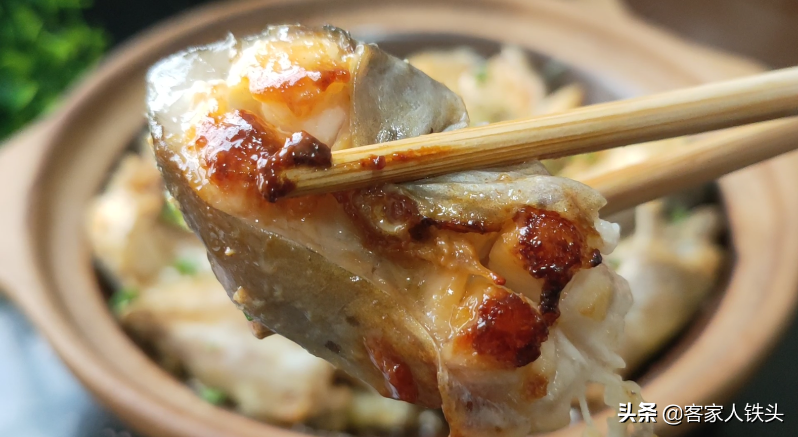 做生焗魚煲，廣東人真有一套，一醃一焗就開吃，簡單好吃營養豐富