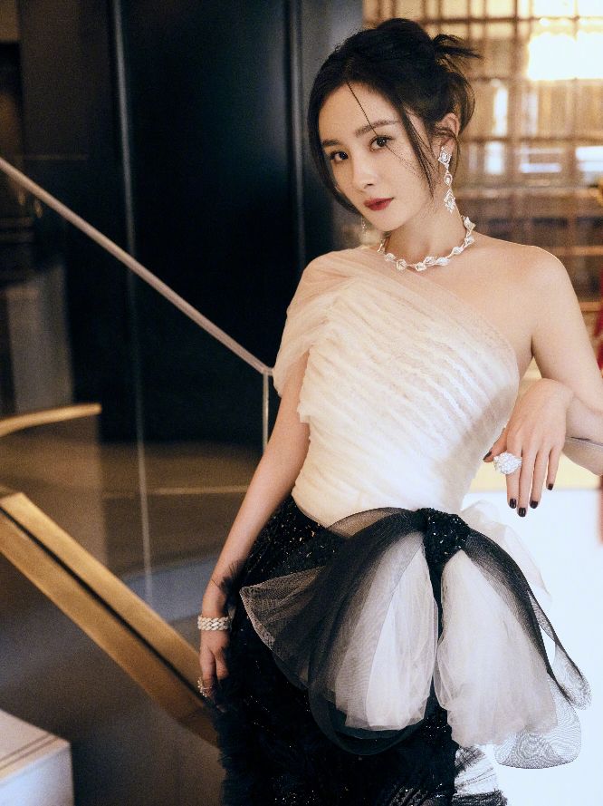 杨幂:爬上顶峰的背后是努力 努力就是她隐形的翅膀