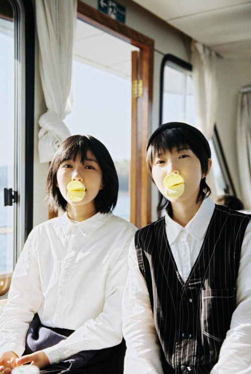 唱作组合房东的猫献唱电影《白魔传》插曲《送一朵愧疚的花》上线